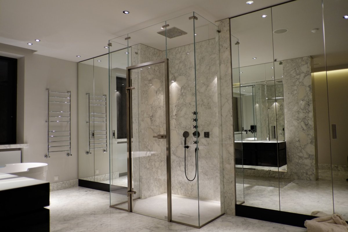 Стеклянная душевая перегородка