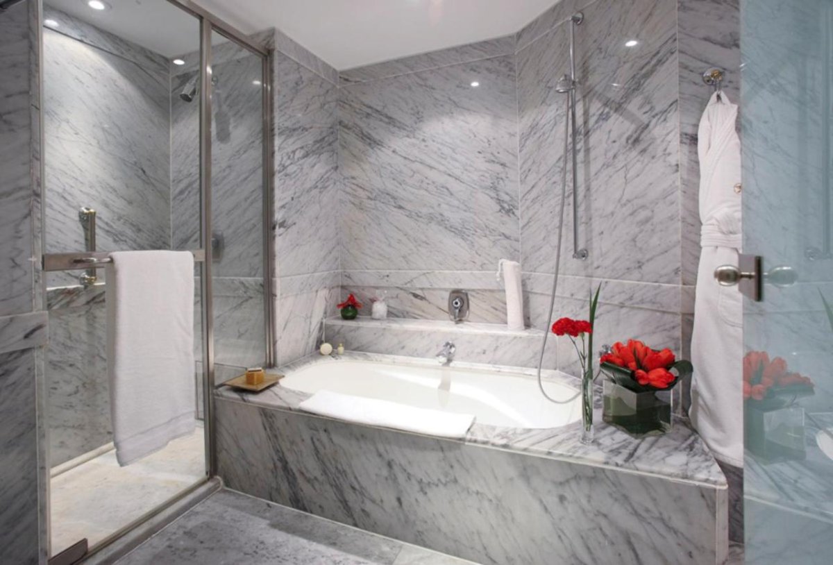 Ванная обложенная плиткой под мрамор