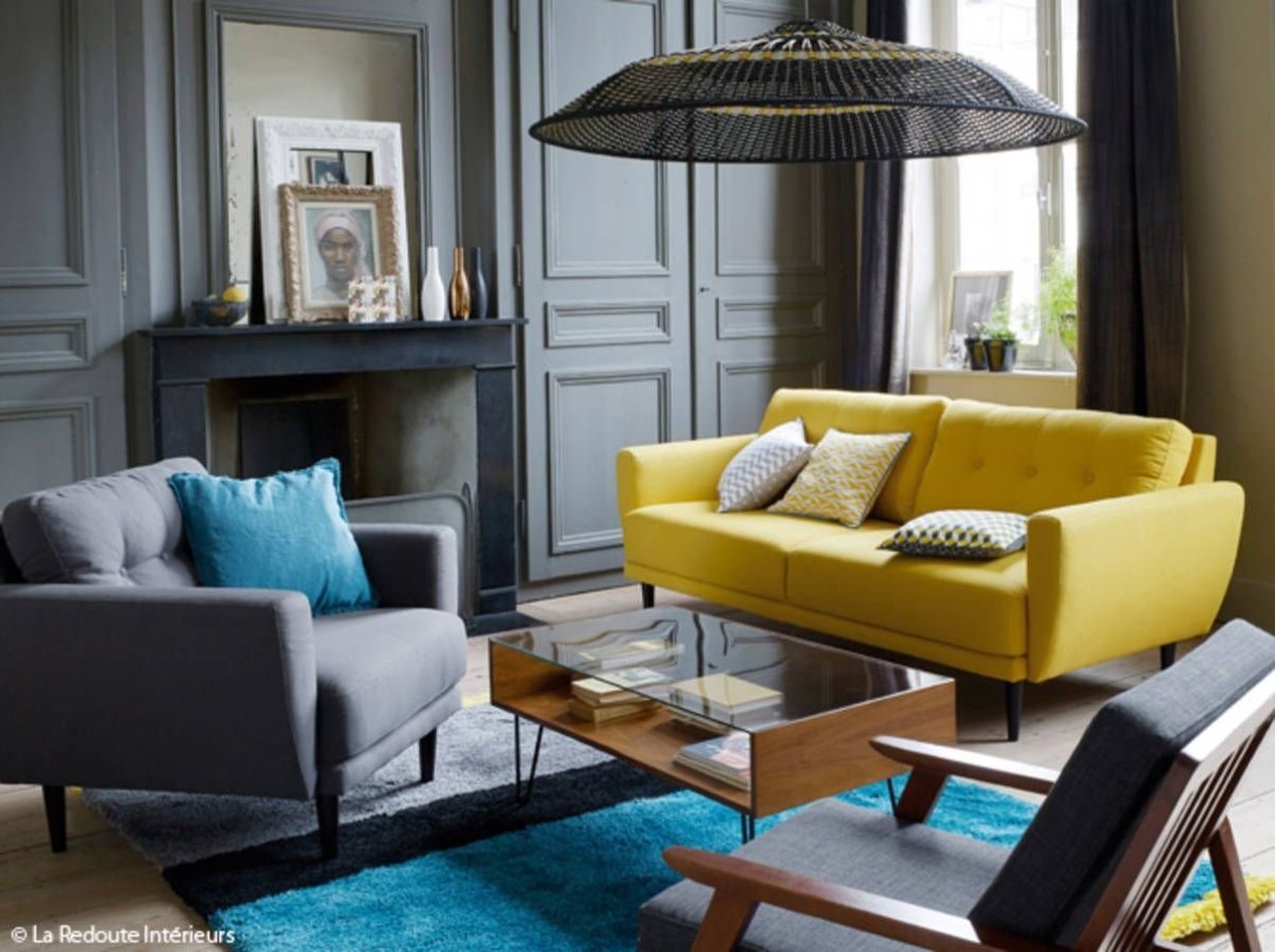 Горчичный диван в сером интерьере