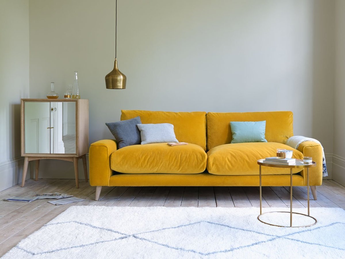 Горчичный диван в интерьере