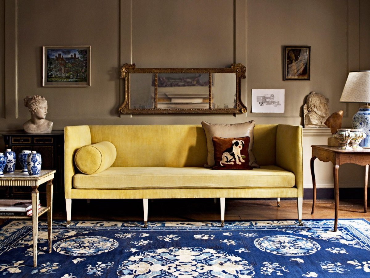 Диван желтого цвета в интерьере