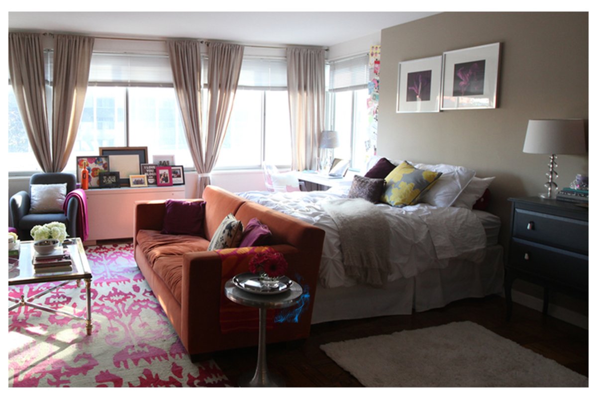 Комната с кроватью и диваном