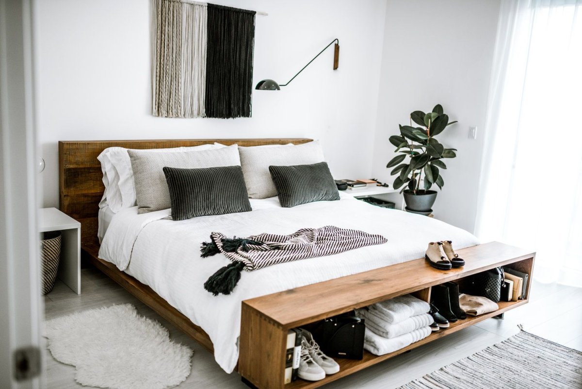 Большая кровать в маленькой спальне