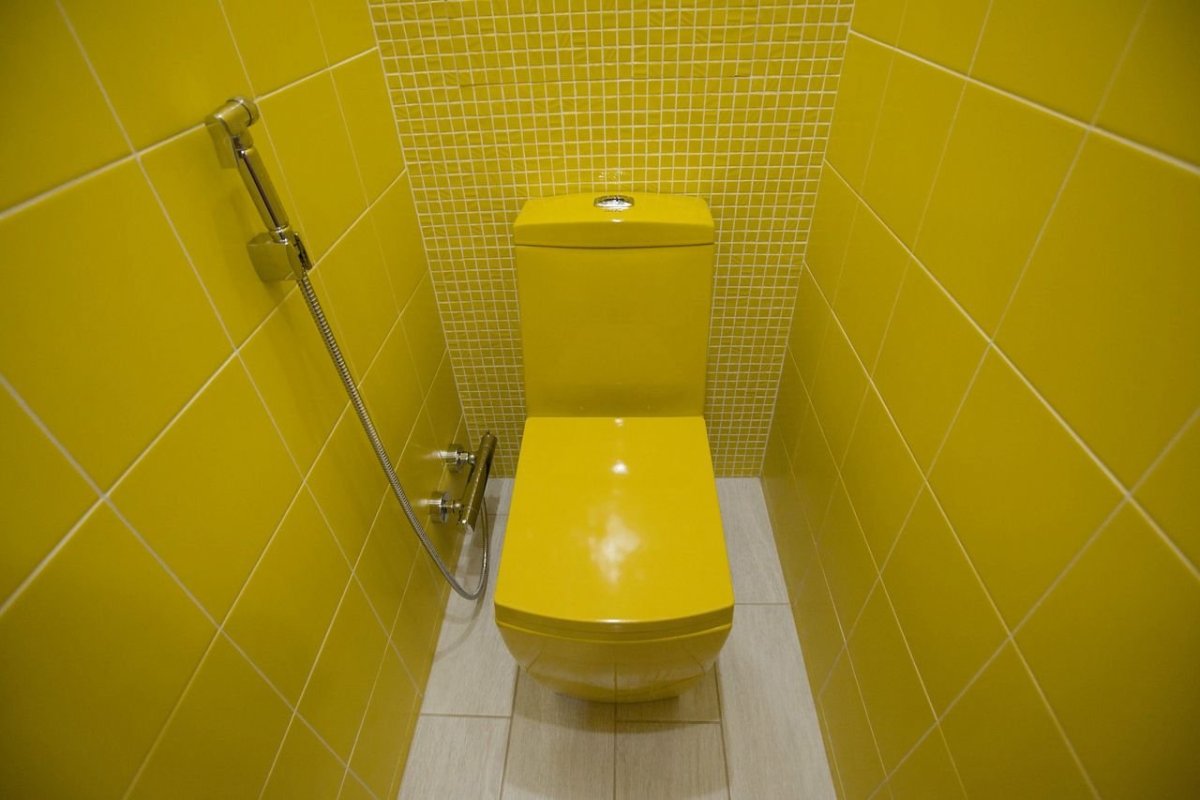 Желтый унитаз