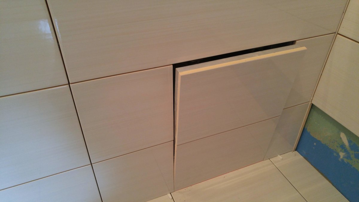 Ревизионный люк под ванну под плитку