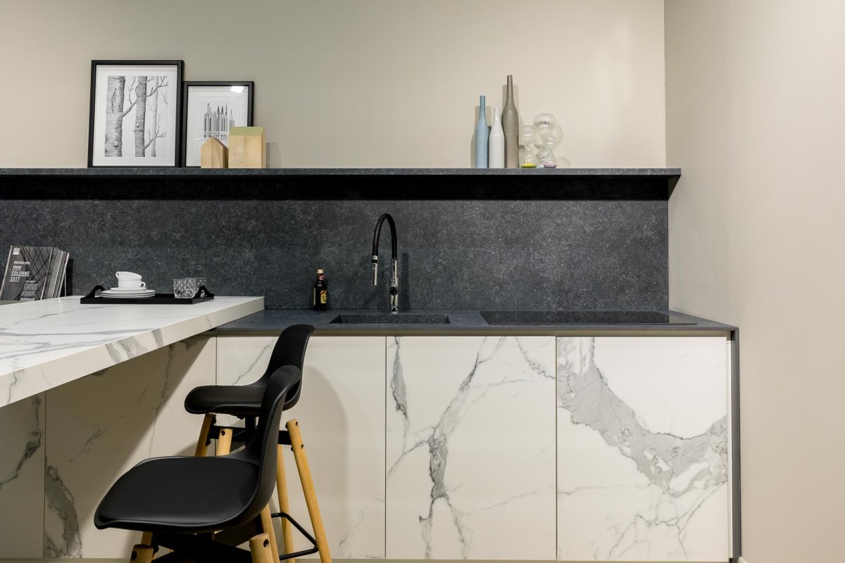 Барная стойка из керамогранита под мрамор