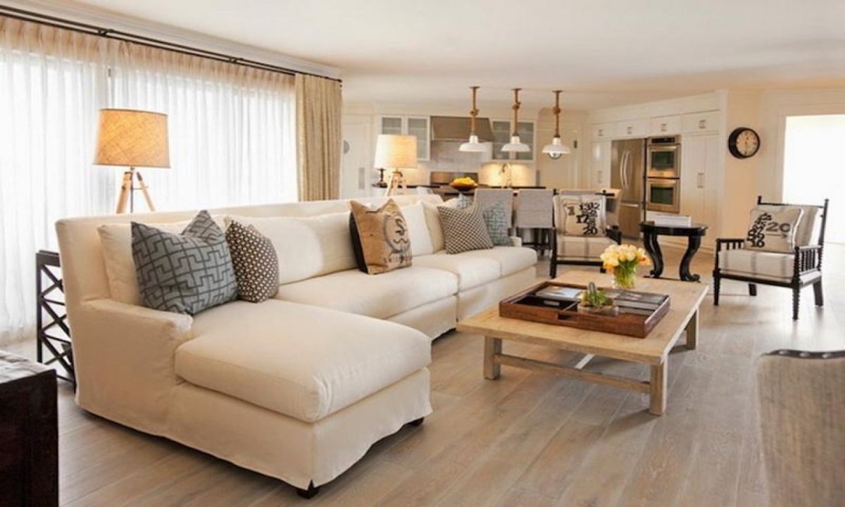 Бежевый диван в гостиной