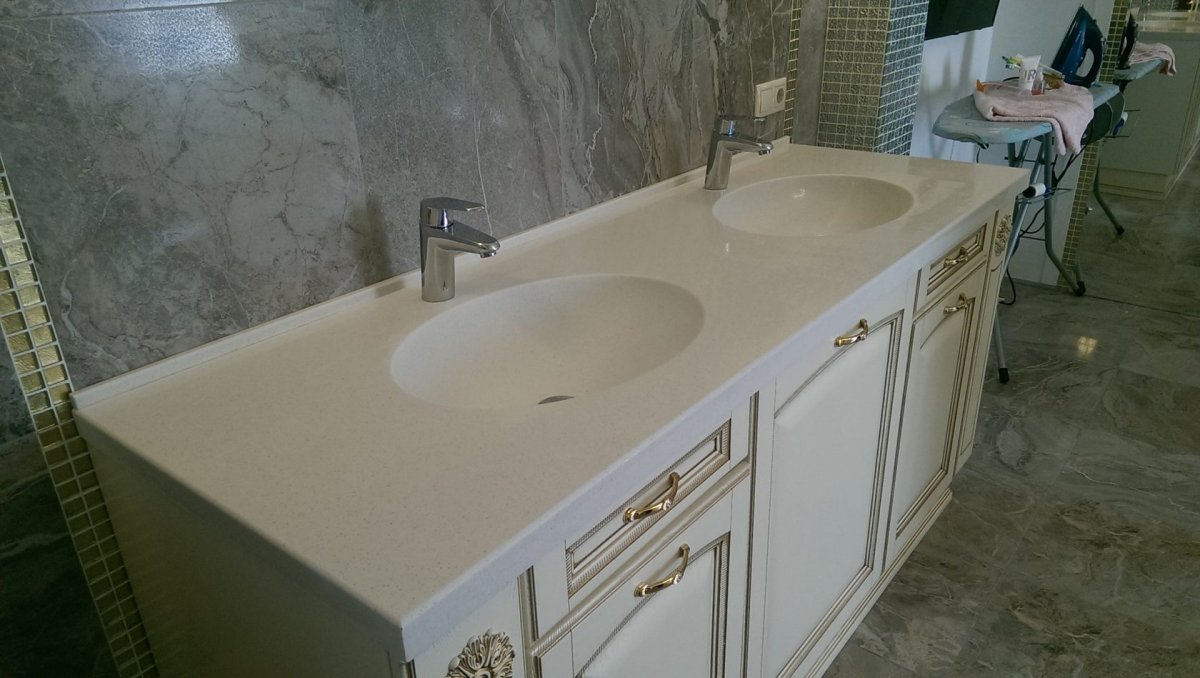 Двойная раковина из искусственного камня в ванную