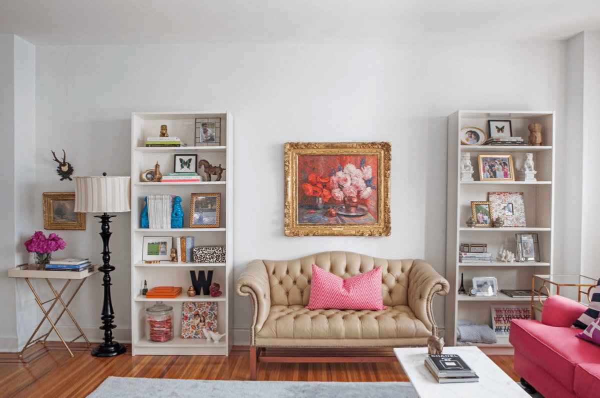 Стеллаж в интерьере гостиной