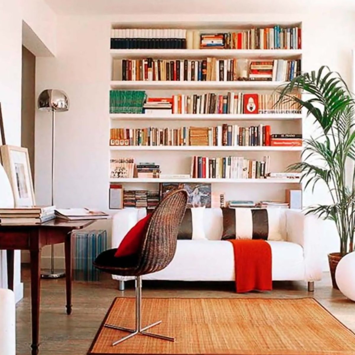 Книжный стеллаж за диваном