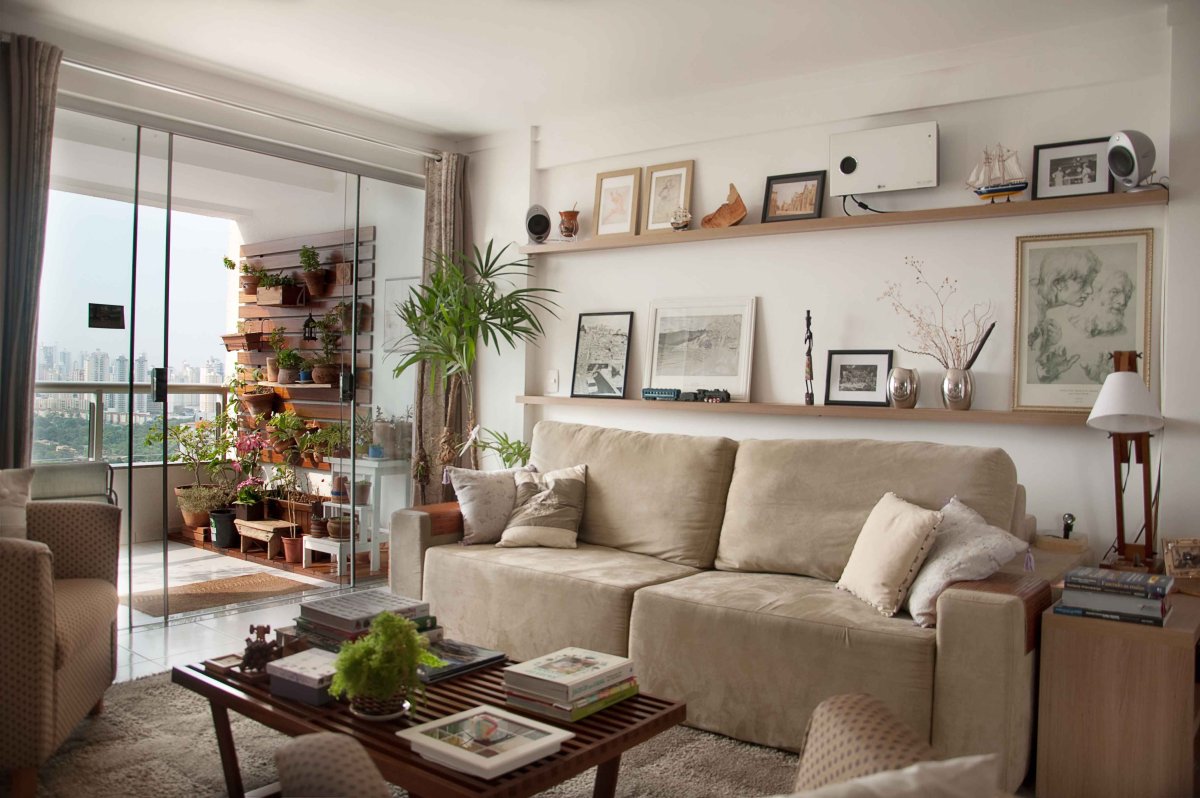 Полки за диваном в салоне