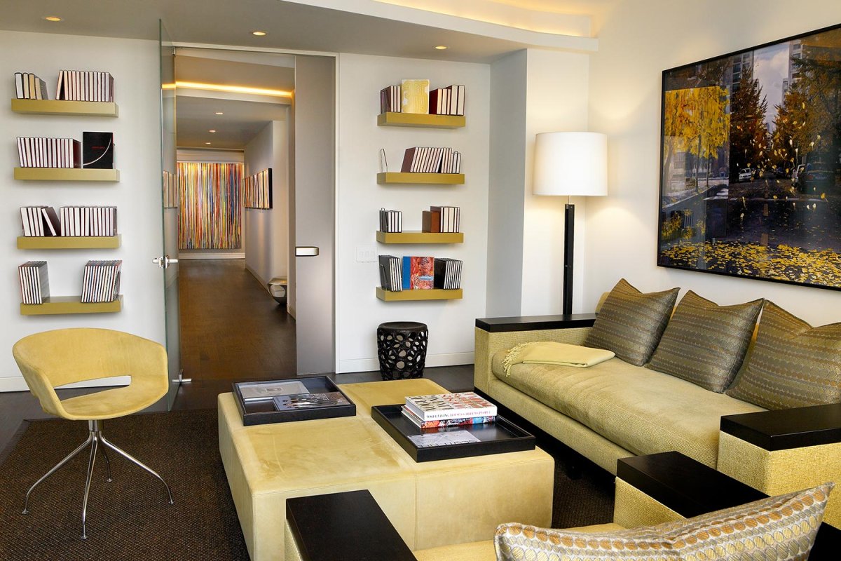 Книжные полки над диваном в интерьере