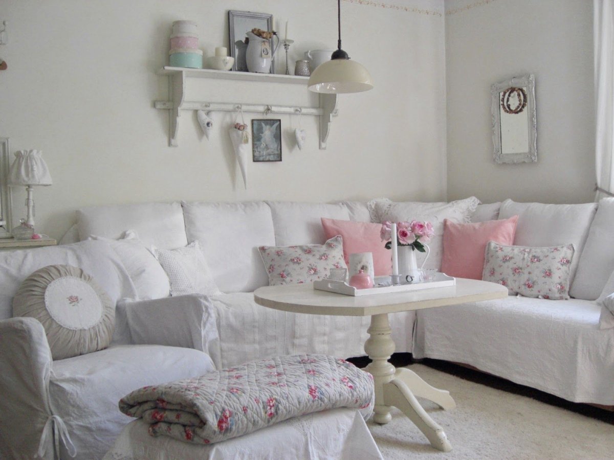Комната с диваном в стиле шебби Шик