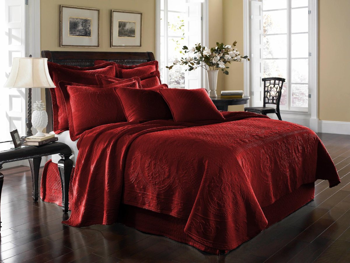 Покрывало в спальню из бархата