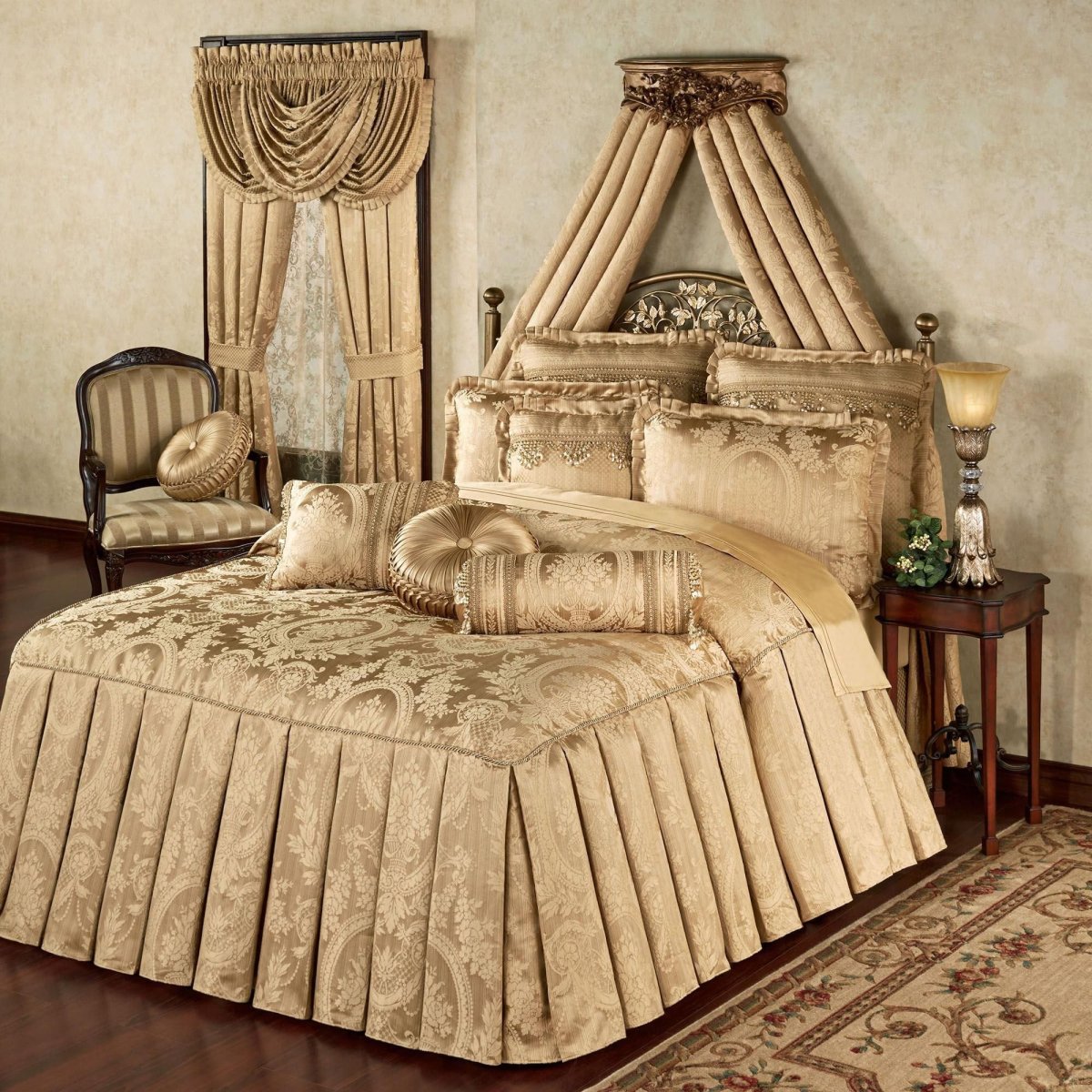 Покрывало в классическом стиле