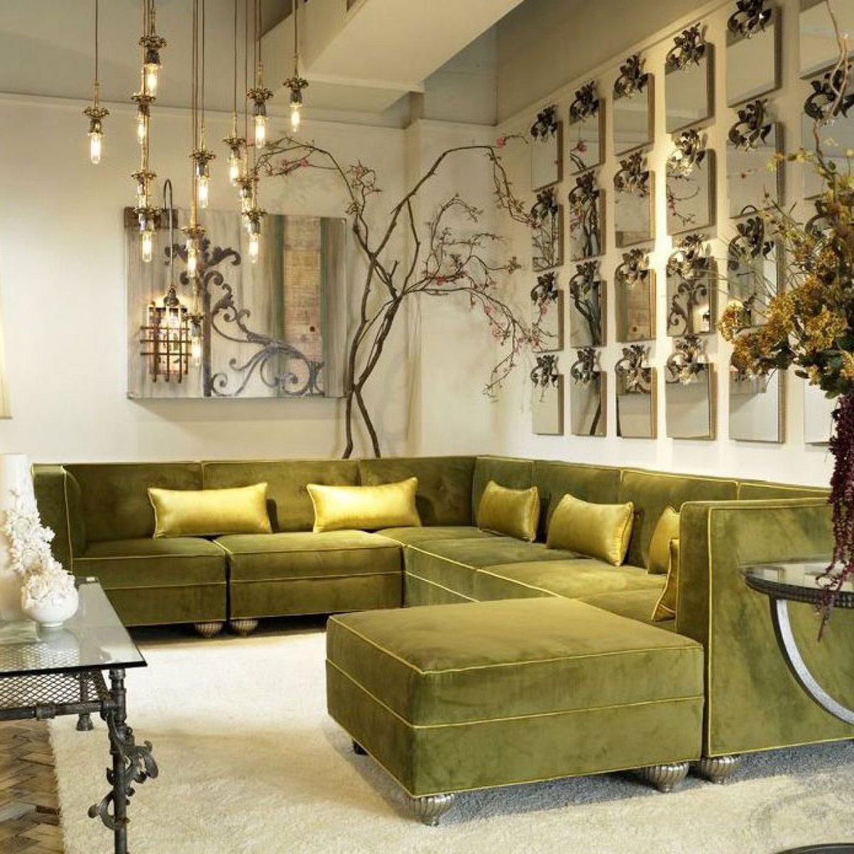 Диван болотного цвета в интерьере