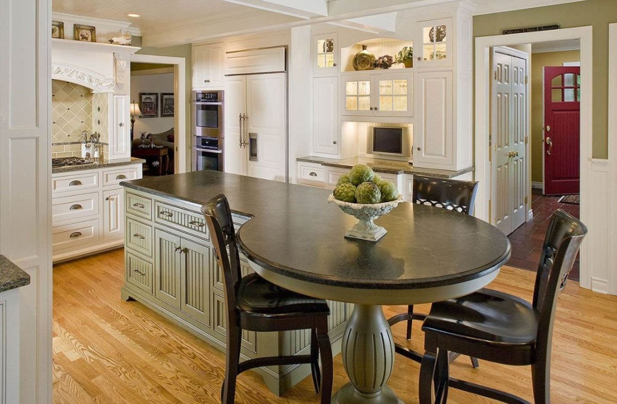 Кухонный остров с обеденным столом