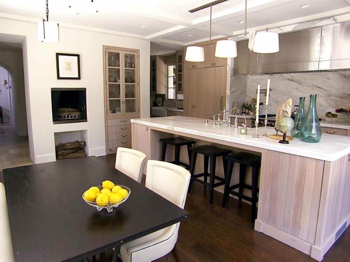 Кухня с обеденной зоной и барной стойкой