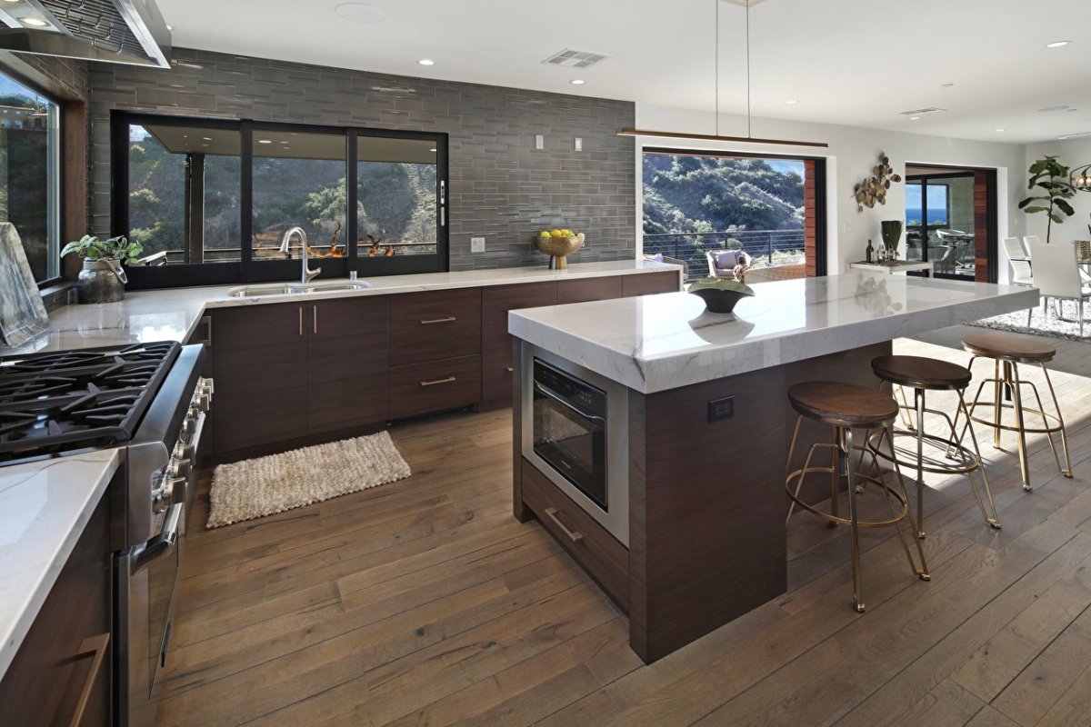 Интерьер кухни без стола