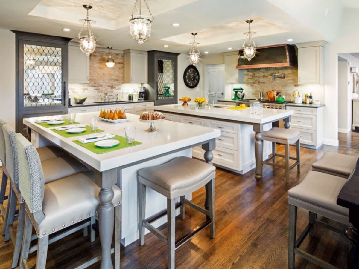 Остров на кухне с обеденной зоной