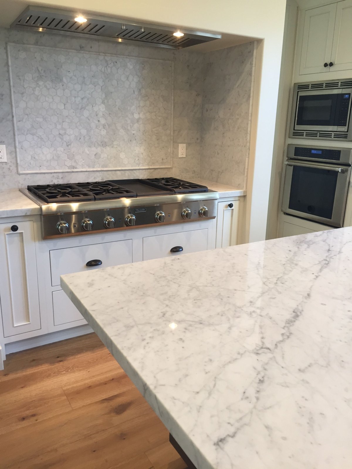 Столешница Эггер мрамор Каррара кухня