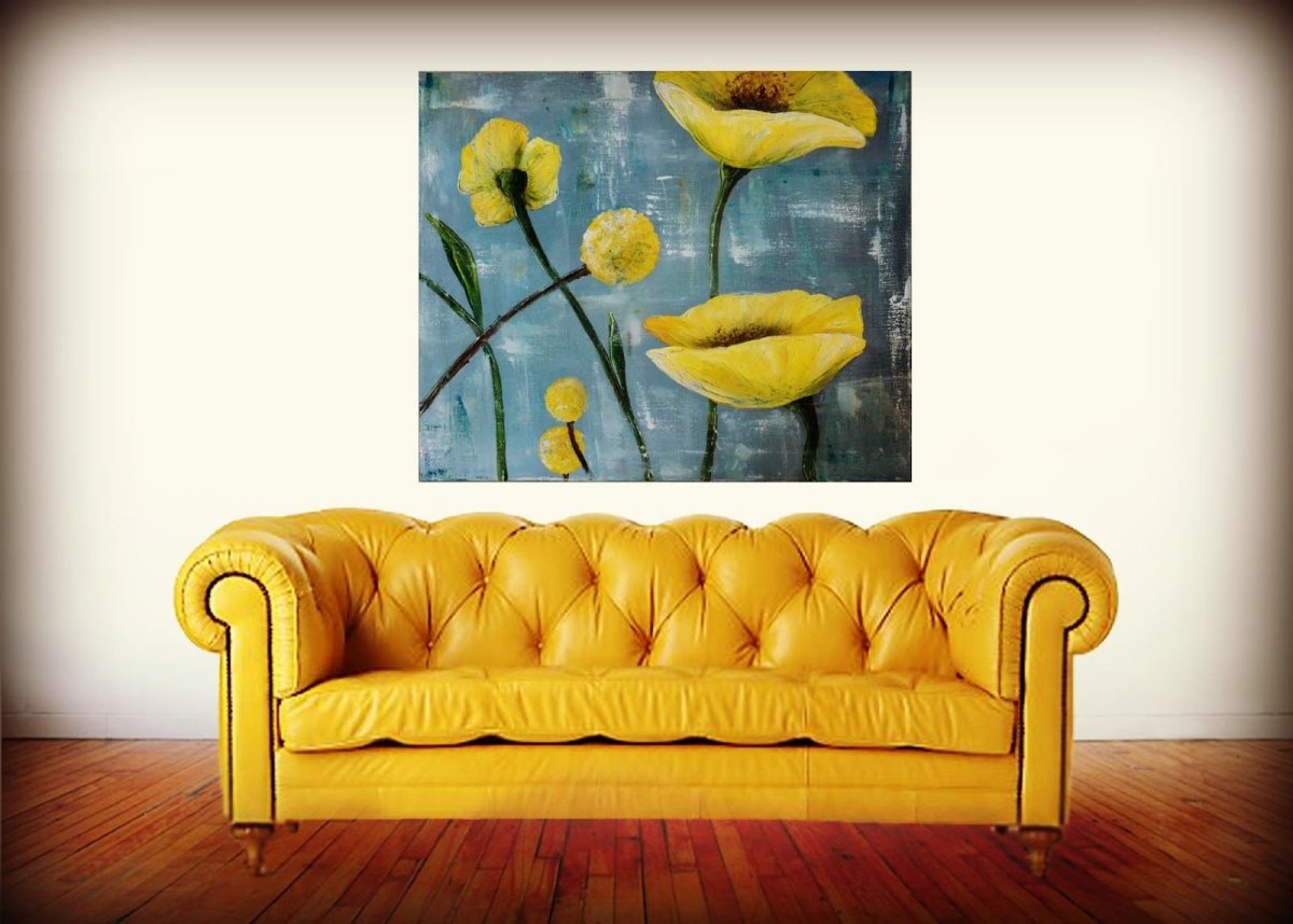 Диван на желтом фоне