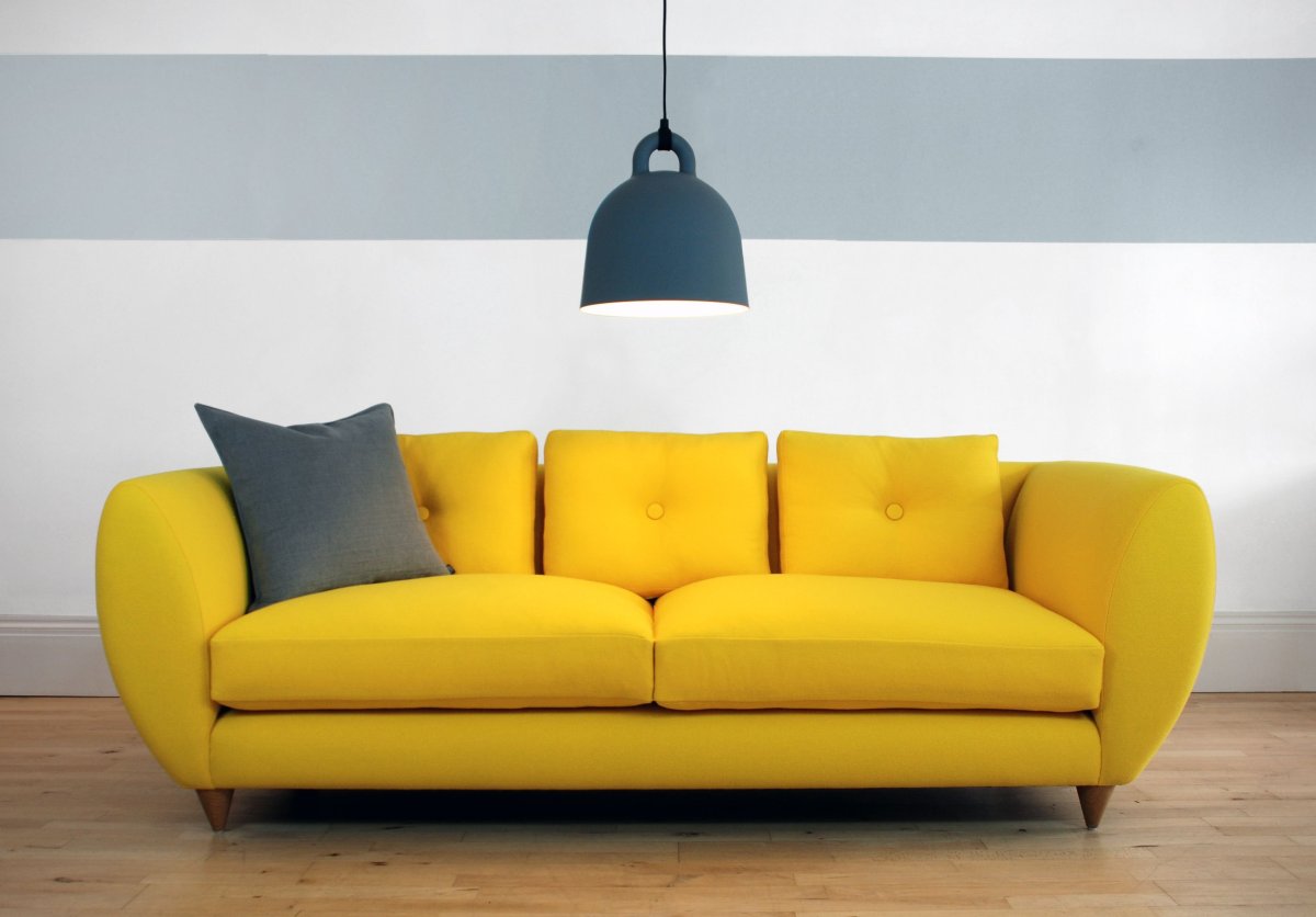 Грязный диван желтый