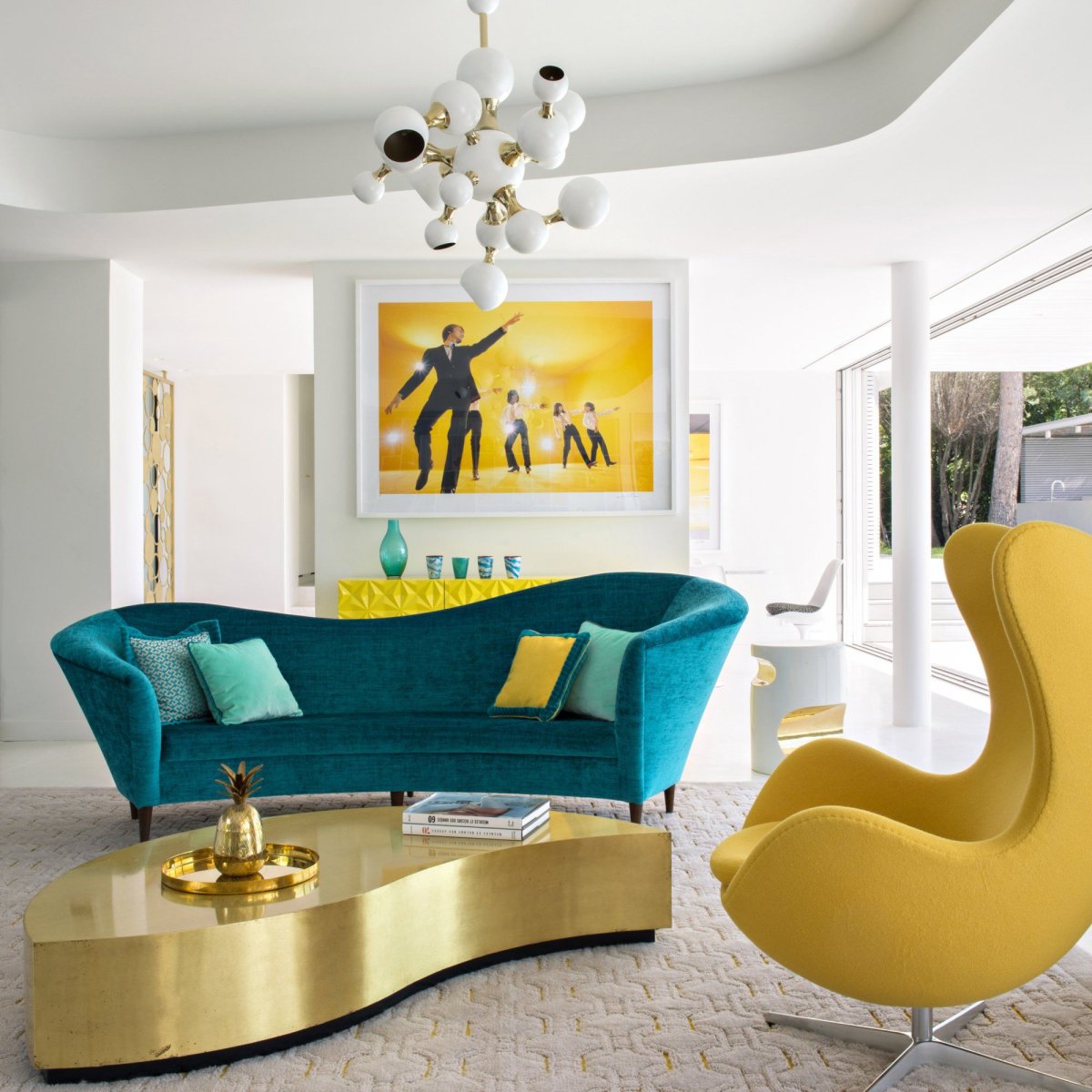 Желтое кресло в гостиной