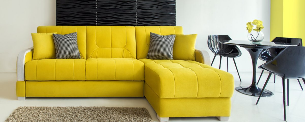 Черный диван с желтыми подушками