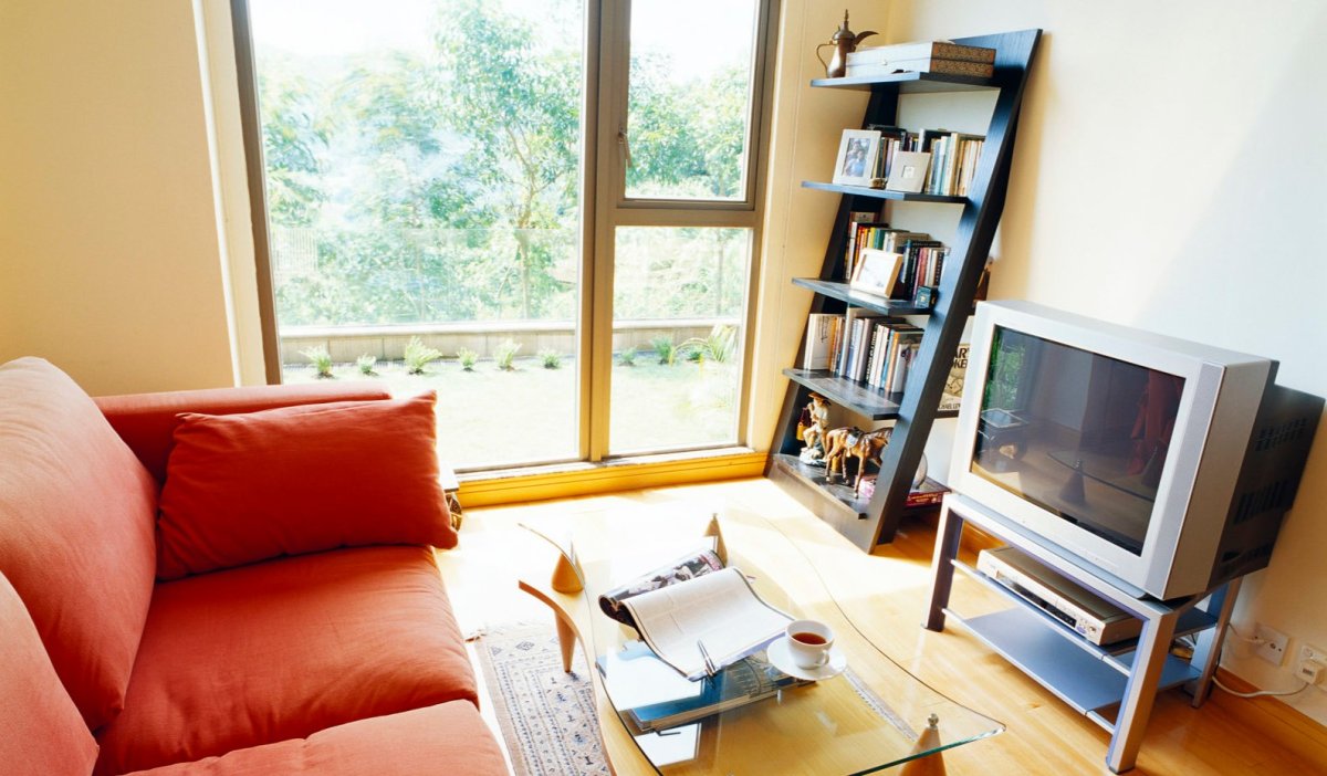 Комната с теликом и диваном