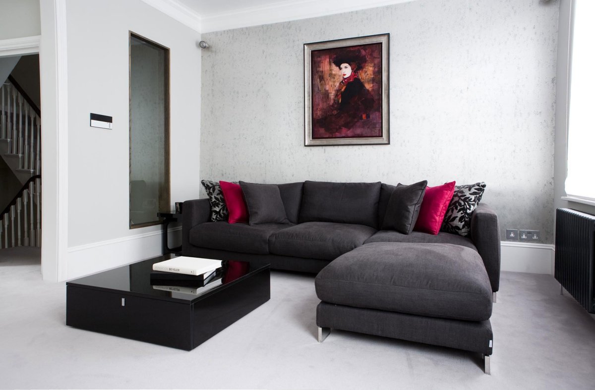 Черный диван в интерьере