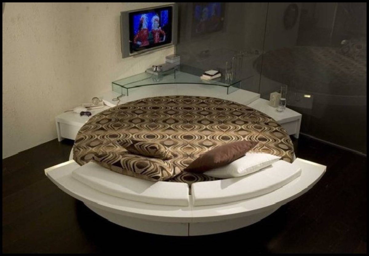 Круглая кровать в угол комнаты