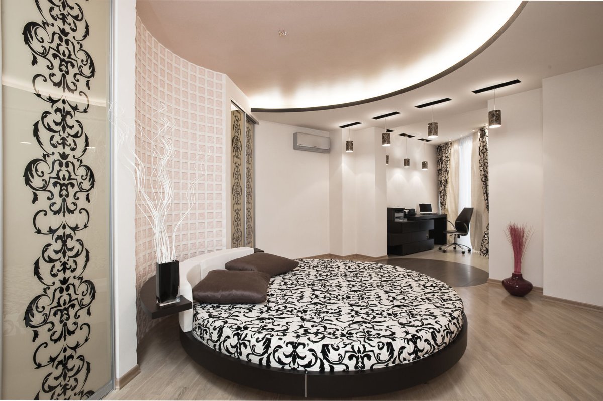 Круглая кровать в гостиной