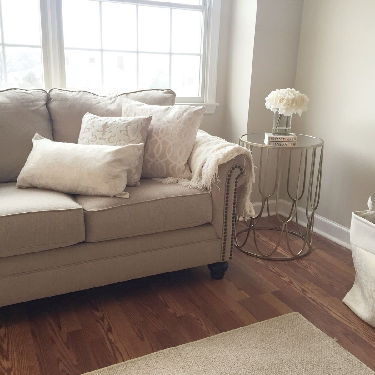 Бежевый диван в интерьере