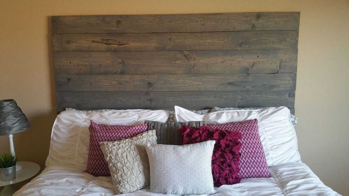 Дизайнерская кровать с деревянным изголовьем