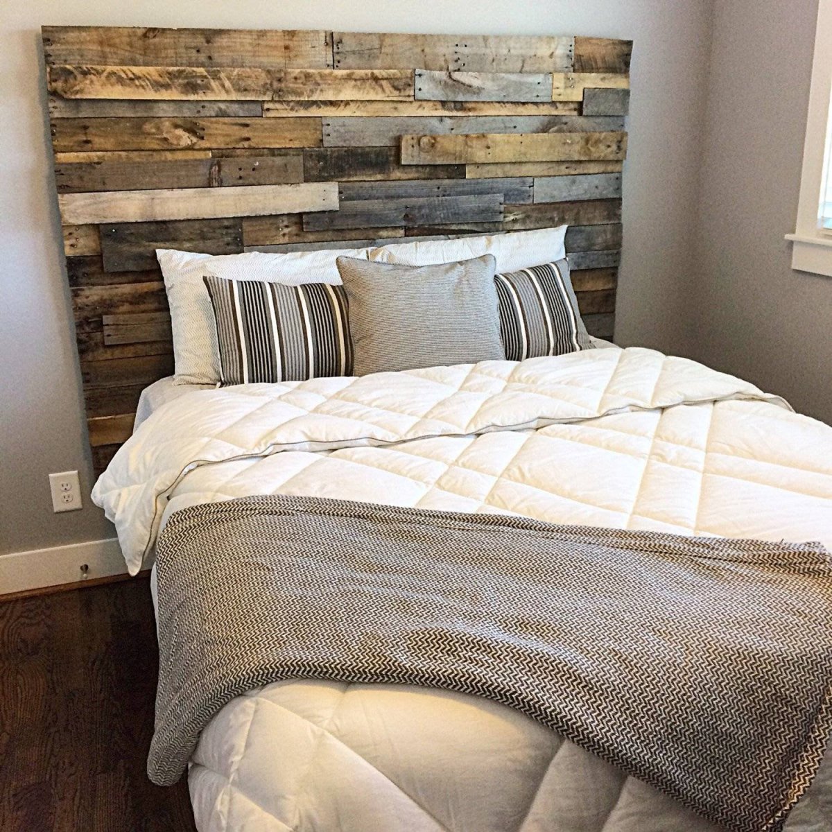 Изголовье кровати из паркета