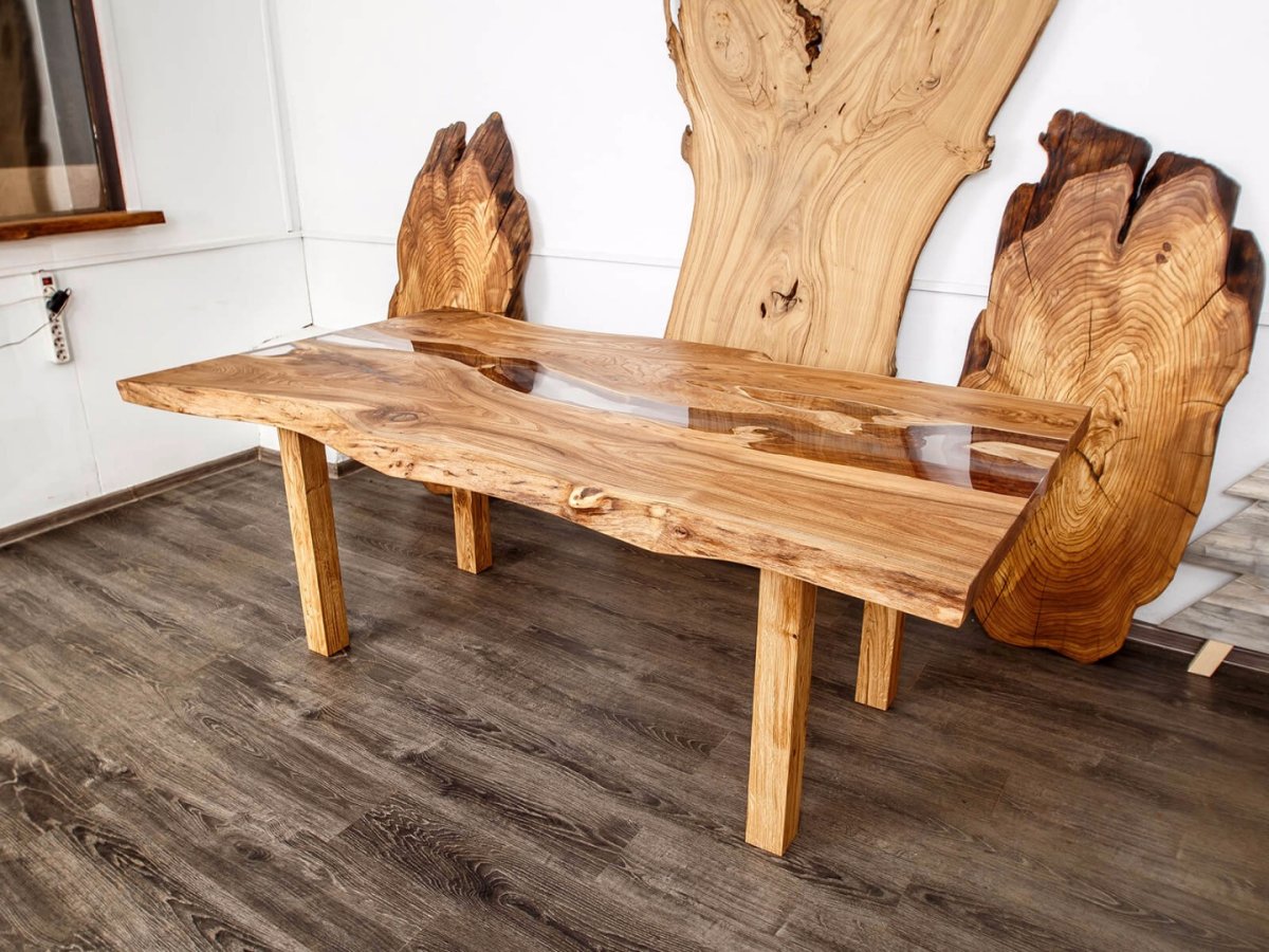 Столик из массива дерева