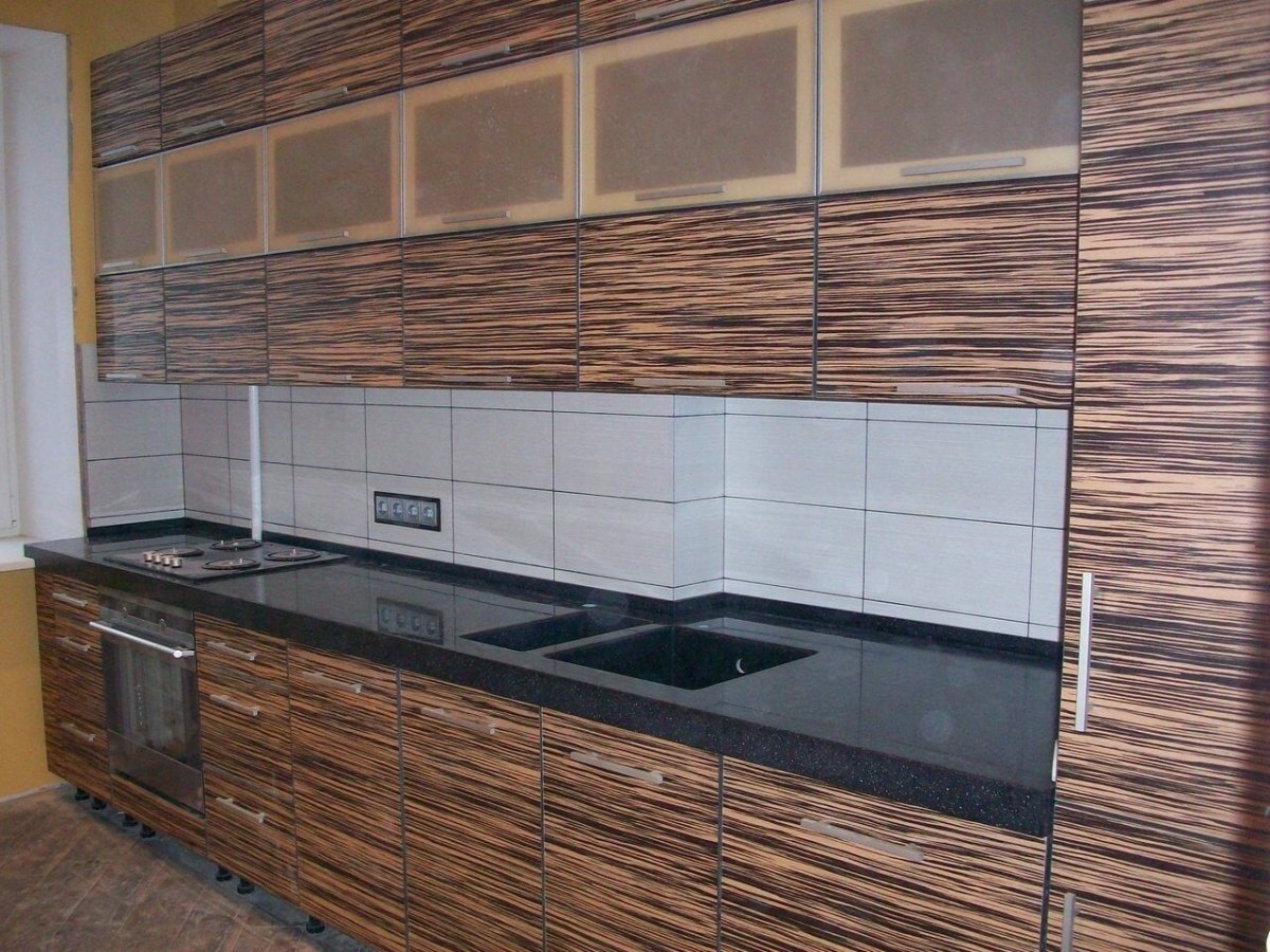 Кухня зебрано с черной столешницей