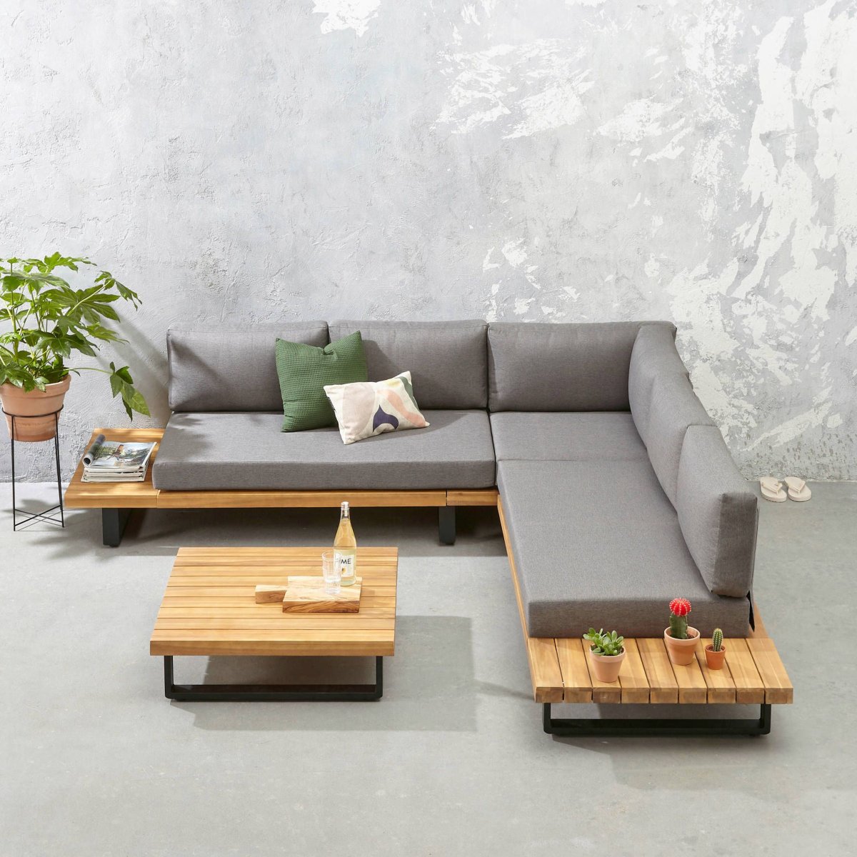 Диван с декором дерева