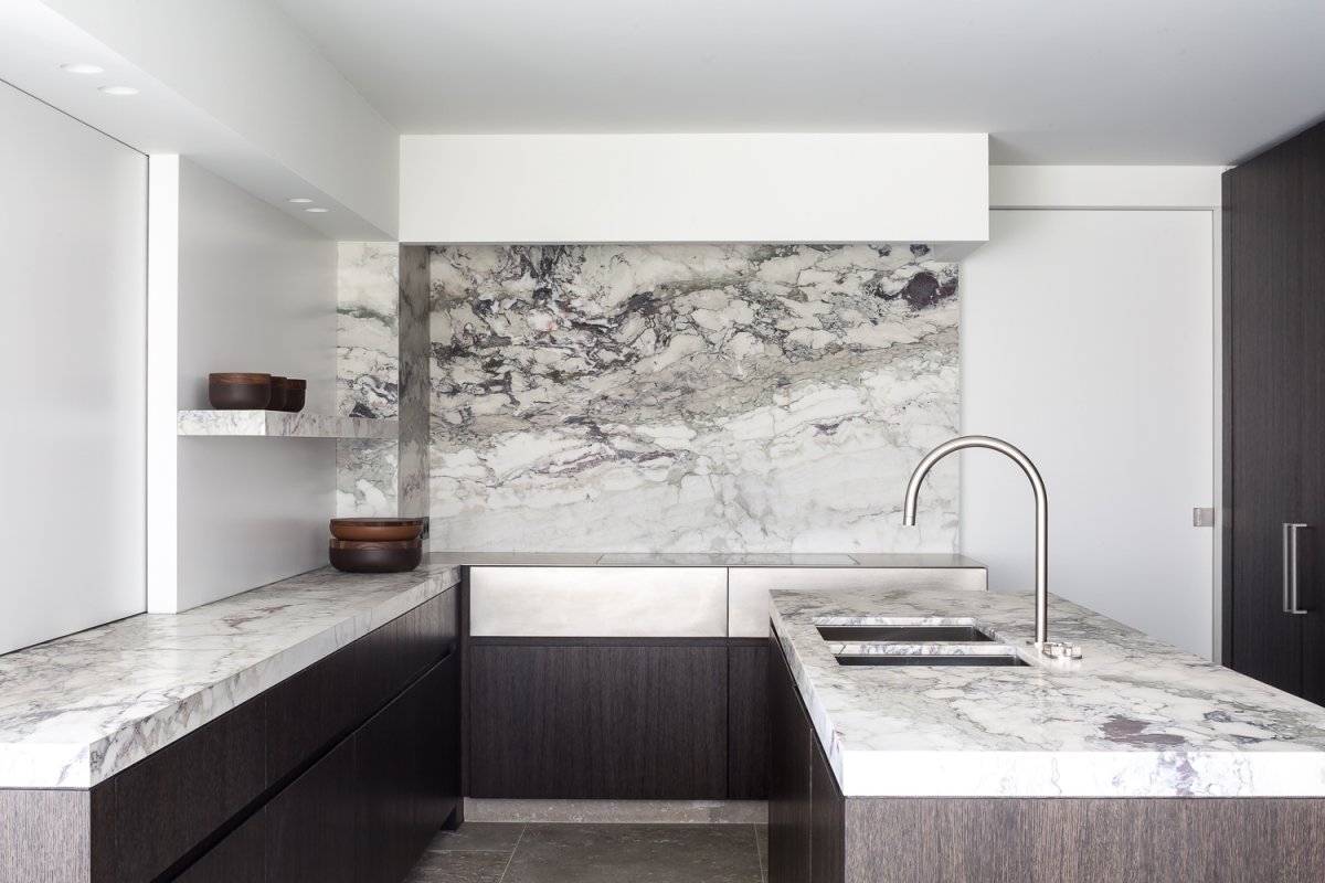 Кухня в потолок под мрамор