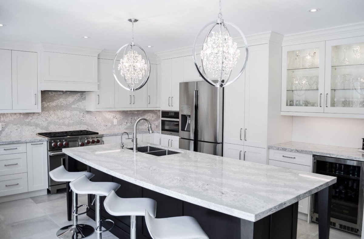 Белая кухня с барной стойкой