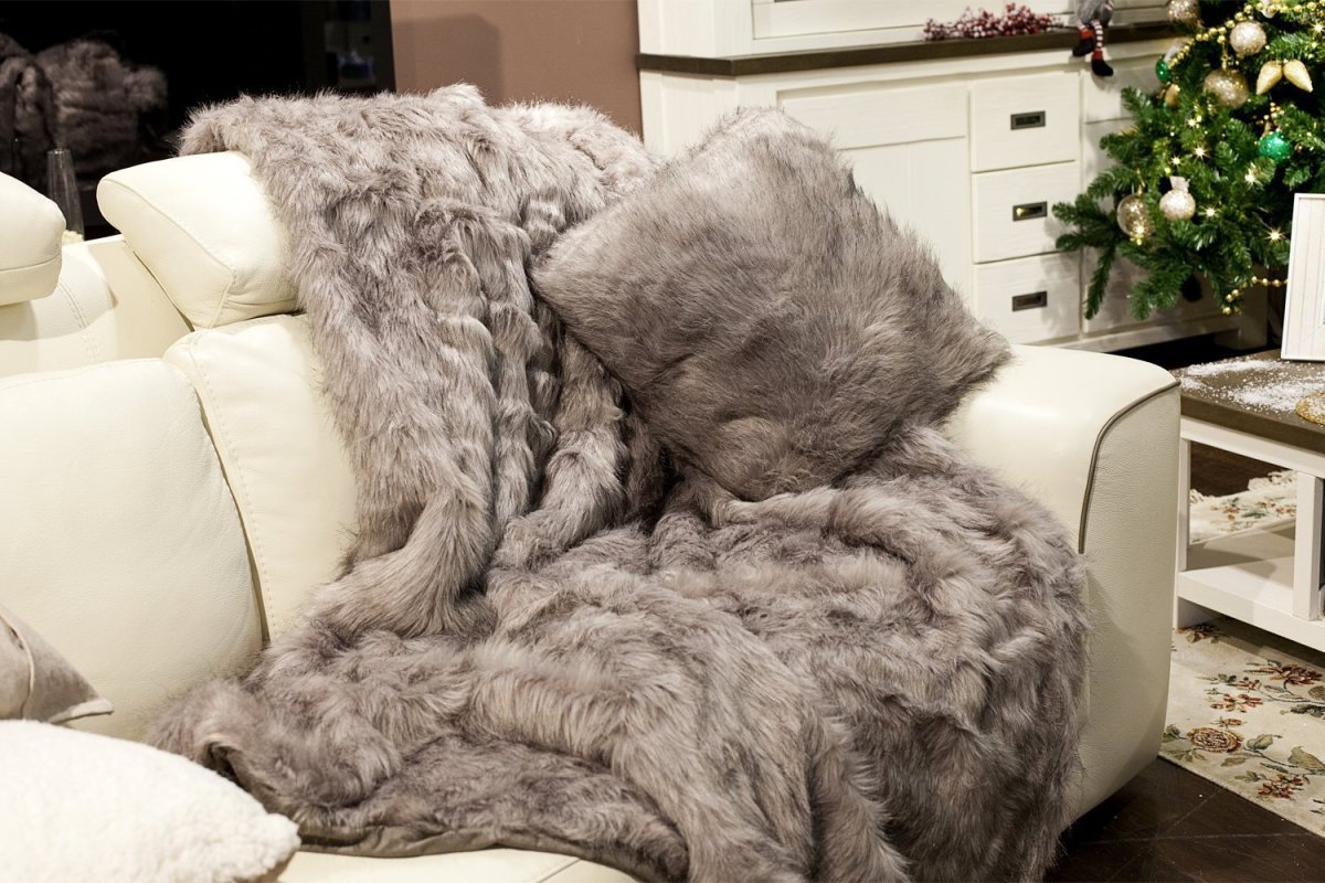 Мех на диване в интерьере