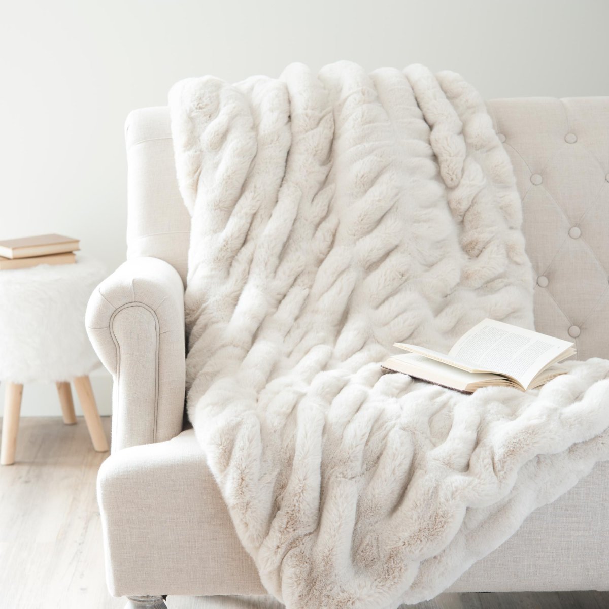 Белый плед в интерьере