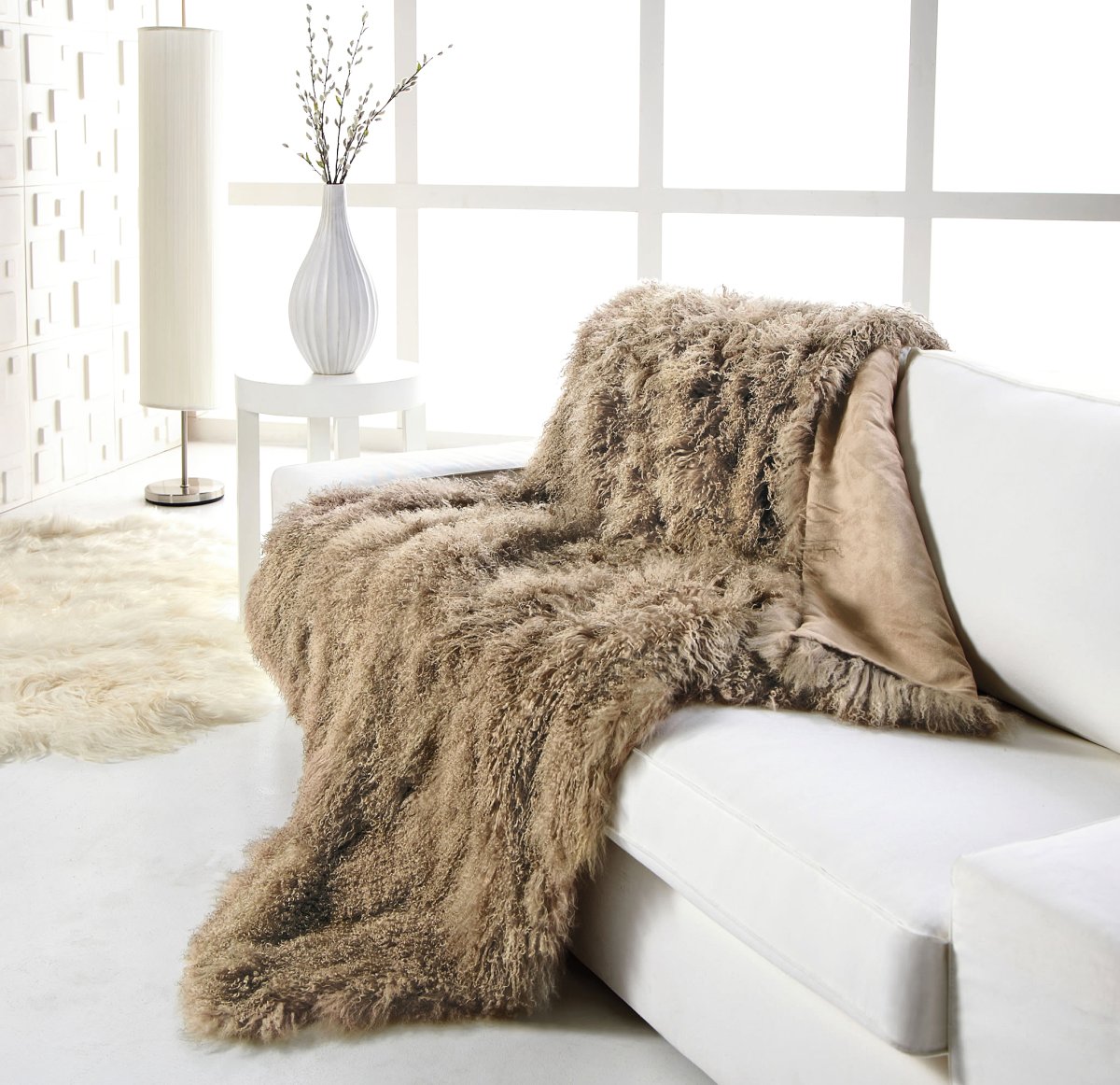 Меховой покрывало на диван в интерьере