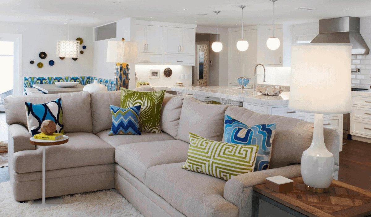 Бежевый диван с яркими подушками