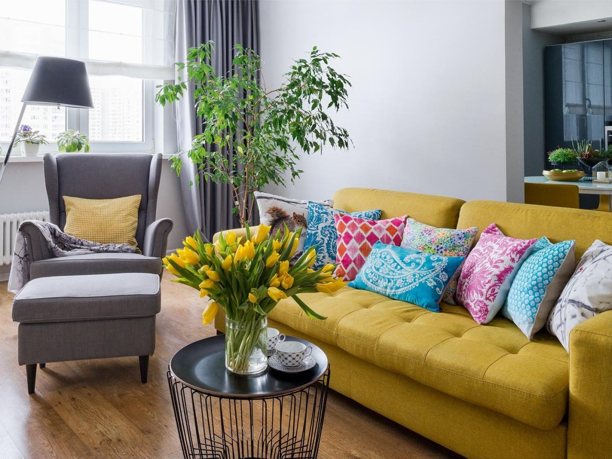 Яркий диван в интерьере