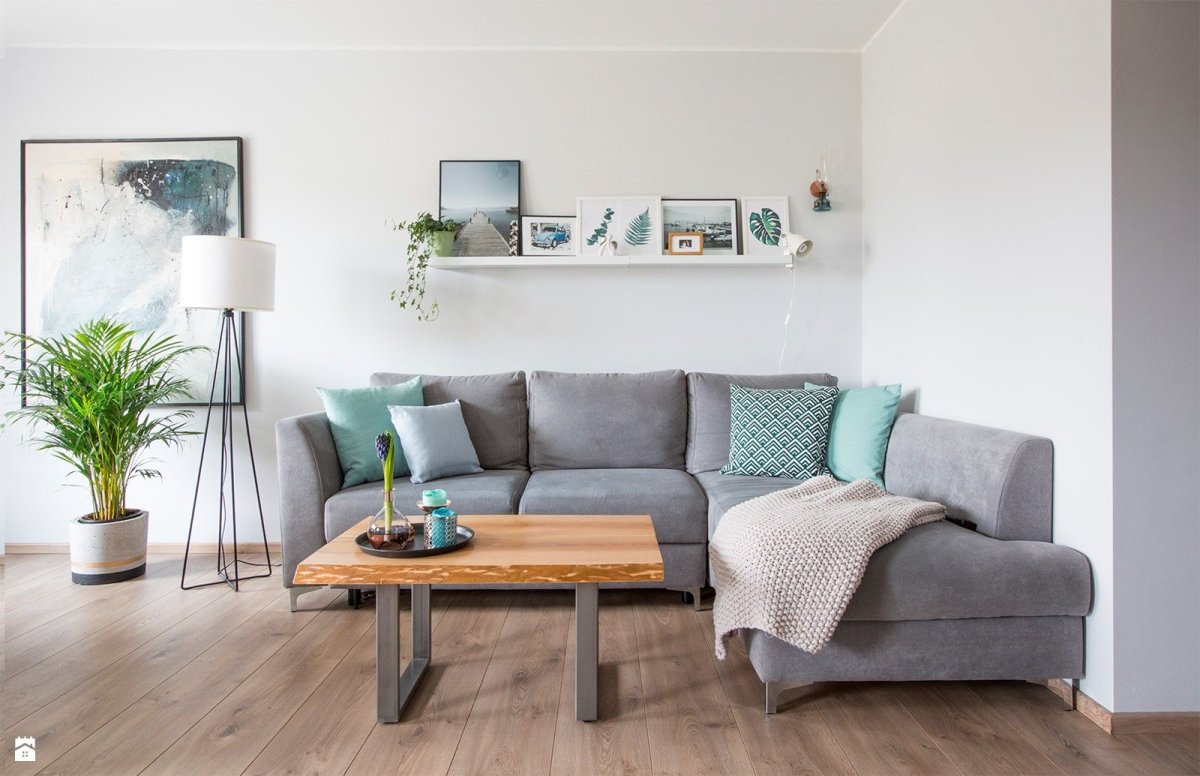 Серый диван с зелеными подушками