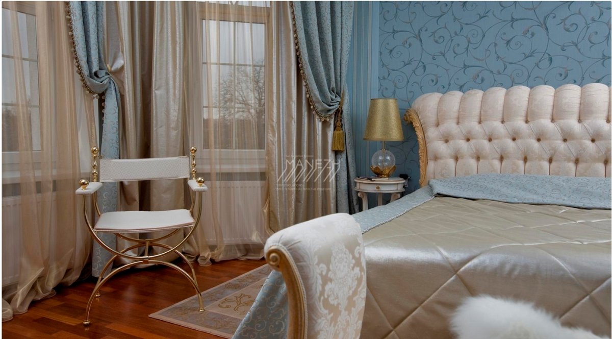 Серые бежевые шторы с золотым интерьером