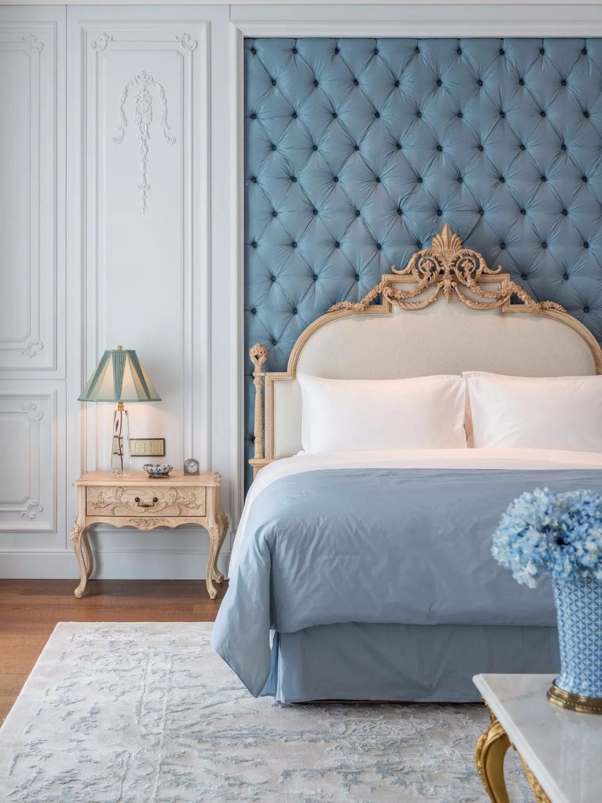 Молдинги в интерьере спальни