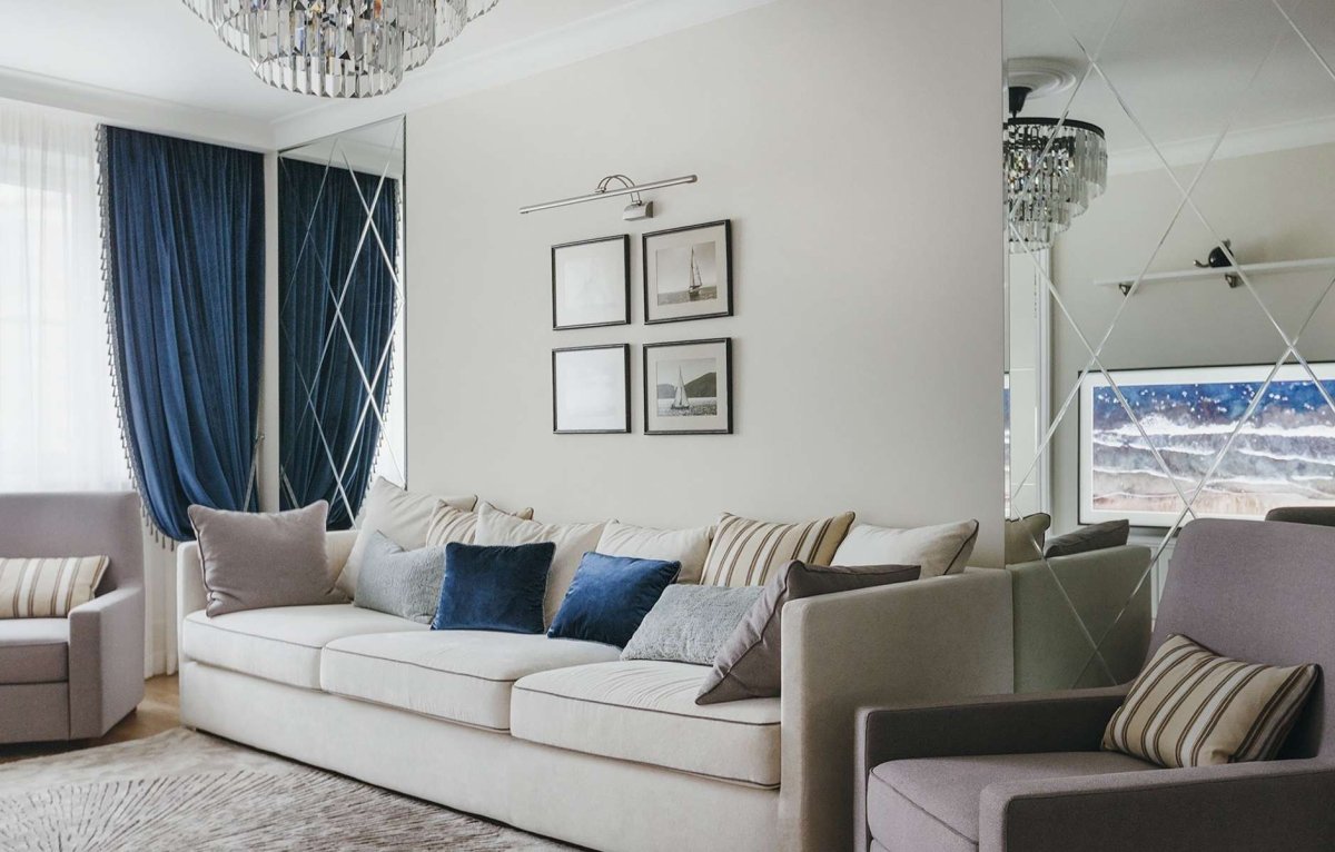 Гостиная Неоклассика с синим диваном